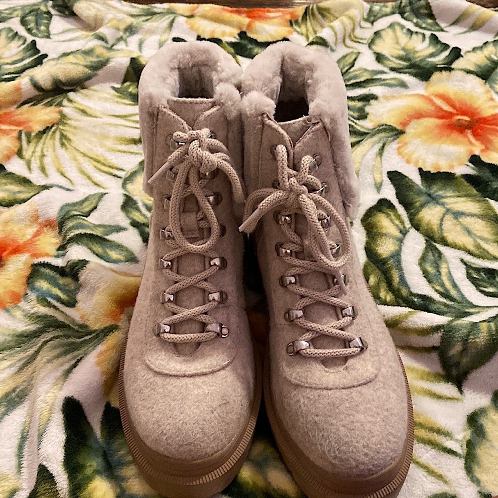 These are a pair of super stylish boots size nine and so comfy